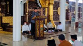 Gubernur Jambi Al Haris Saat Membuka Perdana Pengajian bagi Pegawai Negeri Sipil (PNS) atau ASN di lingkungkan Pemerintah Provinsi Jambi di masjid Al-Falah Kota Jambi, Jum'at (21/1/22). FOTO : ISt  
