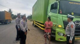 Satlantas Polres Batanghari Beri Himbauan ke Masyarakat Terkait Pengalihan Arus Lalu Lintas di KM 150 Jalur Lintas Palembang–Jambi. FOTO : VIRYZHA