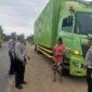 Satlantas Polres Batanghari Beri Himbauan ke Masyarakat Terkait Pengalihan Arus Lalu Lintas di KM 150 Jalur Lintas Palembang–Jambi. FOTO : VIRYZHA