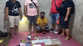 Anggota Satreskrim Polres Muaro Jambi Saat Mengeledah Rumah Kontrakan DA Terlihat Sejumlah BB Judi Togel Diamankan. FOTO : Humas PMJ