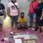 Anggota Satreskrim Polres Muaro Jambi Saat Mengeledah Rumah Kontrakan DA Terlihat Sejumlah BB Judi Togel Diamankan. FOTO : Humas PMJ