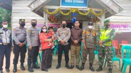 Kapolsek Jaluko IPTU Irwan, SH Ketika Melakukan Pengamana di Salah Satu Gereja di Wilayah Kecamatan Jambi Luar Kota, Sabtu (25/12/21). FOTO : Humas PMJ