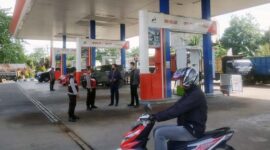 Personil Polres Muaro Jambi Laksanakan Pengamanan SPBU Pasca Kenaikan BBM Subsidi. [FOTO : Humas PMJ]