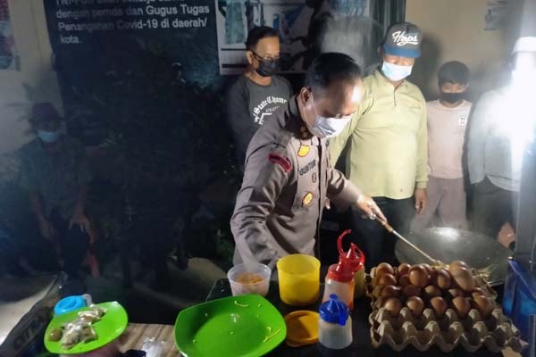 Kapolres Tanjab Barat AKBP Guntur Saputro Saat Melakukan Pengawasan Pelaksanaan PPKM Mikro di dalam Kota Kuala Tungkal, Sabtu malam (17/07/21). FOTO : HUMASRESTJB