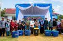 Bupati Tanjab Barat H. Anwar Sadat didampingi Anggota DPRD Nurkholis, S.T., beserta jajaran menyerahkan secara simbolis tong sampah dalam acara Launching Inovasi Gerakan Pilah-pilah Sampah di Muara Papalik. Pemkab Tanjab Barat kini tengah menggenjot pemilahan sampah hulu demi mendukung kerja sama regional pengolahan sampah menjadi energi listrik di Jambi. (Foto: Dok. Humas/Prokopim)