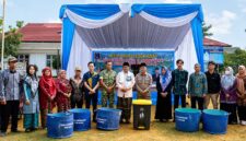 Bupati Tanjab Barat H. Anwar Sadat didampingi Anggota DPRD Nurkholis, S.T., beserta jajaran menyerahkan secara simbolis tong sampah dalam acara Launching Inovasi Gerakan Pilah-pilah Sampah di Muara Papalik. Pemkab Tanjab Barat kini tengah menggenjot pemilahan sampah hulu demi mendukung kerja sama regional pengolahan sampah menjadi energi listrik di Jambi. (Foto: Dok. Humas/Prokopim)