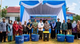 Bupati Tanjab Barat H. Anwar Sadat didampingi Anggota DPRD Nurkholis, S.T., beserta jajaran menyerahkan secara simbolis tong sampah dalam acara Launching Inovasi Gerakan Pilah-pilah Sampah di Muara Papalik. Pemkab Tanjab Barat kini tengah menggenjot pemilahan sampah hulu demi mendukung kerja sama regional pengolahan sampah menjadi energi listrik di Jambi. (Foto: Dok. Humas/Prokopim)