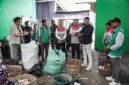 Dirut Pertamina Patra Niaga Mars Ega Legowo Putra bersama VP CID Dian Hapsari Firasati saat meninjau fasilitas TPS3R Guwosari di Bantul. (FOTO : Dok. Pertamina)