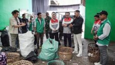 Dirut Pertamina Patra Niaga Mars Ega Legowo Putra bersama VP CID Dian Hapsari Firasati saat meninjau fasilitas TPS3R Guwosari di Bantul. (FOTO : Dok. Pertamina)
