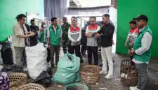 Dirut Pertamina Patra Niaga Mars Ega Legowo Putra bersama VP CID Dian Hapsari Firasati saat meninjau fasilitas TPS3R Guwosari di Bantul. (FOTO : Dok. Pertamina)