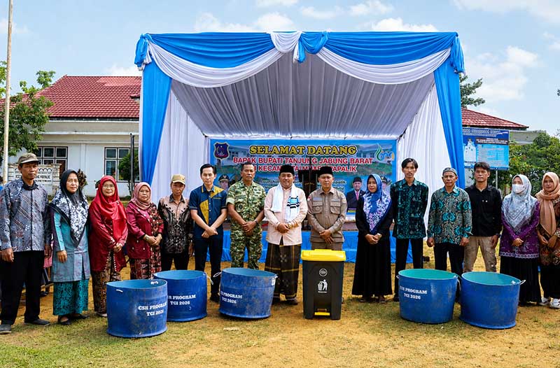 Bupati Tanjab Barat H. Anwar Sadat didampingi Anggota DPRD Nurkholis, S.T., beserta jajaran menyerahkan secara simbolis tong sampah dalam acara Launching Inovasi Gerakan Pilah-pilah Sampah di Muara Papalik. Pemkab Tanjab Barat kini tengah menggenjot pemilahan sampah hulu demi mendukung kerja sama regional pengolahan sampah menjadi energi listrik di Jambi. (Foto: Dok. Humas/Prokopim)