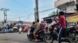 Para Pengendara Sepeda Motor Melintas di Lampu Merah Simpang 4 GOR Patunas. FOTO : Dok.LT