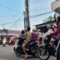 Para Pengendara Sepeda Motor Melintas di Lampu Merah Simpang 4 GOR Patunas. FOTO : Dok.LT