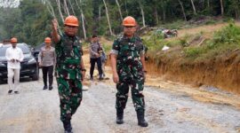 Pangdam II/Sriwijaya Mayjen TNI Hilman Hadi meninjau pelaksanaan Karya Bakti TNI Korem 042/Gapu tahun 2022, di Desa Tenam Kec. Muarabulian Kab. Batanghari Prov. Jambi, Jumat (18/11/22)