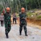Pangdam II/Sriwijaya Mayjen TNI Hilman Hadi meninjau pelaksanaan Karya Bakti TNI Korem 042/Gapu tahun 2022, di Desa Tenam Kec. Muarabulian Kab. Batanghari Prov. Jambi, Jumat (18/11/22)