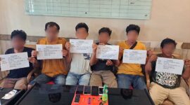 6 Orang laki-laki Diamankan Polrest Jambi Saat Pengerbekan di Salah satu Rumah di RT 5 Kelurahan Rawasari, Kecamatan Alam Barajo, Kota Jambi, Provinsi Jambi. Mereka masing-masing LC, RH, AO, BP, MB, dan MW, Sabtu (22/7/23). FOTO : Humas