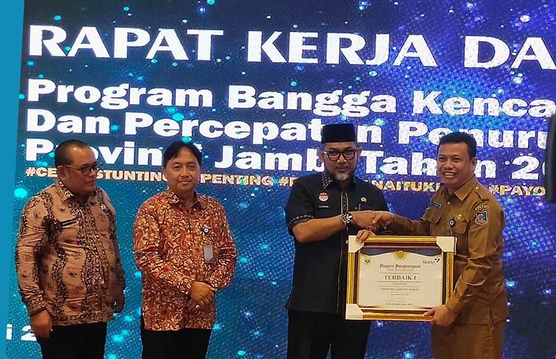 Mewakili Pemerintah Kabupaten, Kepala Bappeda Tanjung Jabung Barat Katamso menerima piagam penghargaan. FOTO : Ist 