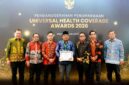 Bupati H. Anwar Sadat Saat Menerima Penghargaan Universal Health Coverage (UHC) Awards 2026 alam acara Deklarasi dan Pencanangan UHC diselenggarakan oleh BPJS Kesehatan di JIEXPO Kemayoran, Selasa (27/01/26). FOTO : Prokopim