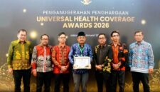 Bupati H. Anwar Sadat Saat Menerima Penghargaan Universal Health Coverage (UHC) Awards 2026 alam acara Deklarasi dan Pencanangan UHC diselenggarakan oleh BPJS Kesehatan di JIEXPO Kemayoran, Selasa (27/01/26). FOTO : Prokopim