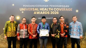 Bupati H. Anwar Sadat Saat Menerima Penghargaan Universal Health Coverage (UHC) Awards 2026 alam acara Deklarasi dan Pencanangan UHC diselenggarakan oleh BPJS Kesehatan di JIEXPO Kemayoran, Selasa (27/01/26). FOTO : Prokopim