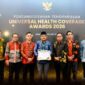 Bupati H. Anwar Sadat Saat Menerima Penghargaan Universal Health Coverage (UHC) Awards 2026 alam acara Deklarasi dan Pencanangan UHC diselenggarakan oleh BPJS Kesehatan di JIEXPO Kemayoran, Selasa (27/01/26). FOTO : Prokopim