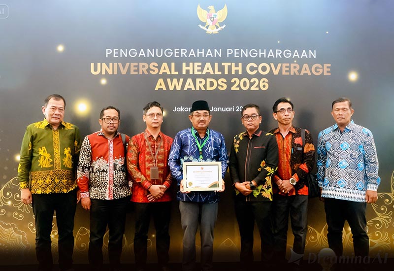 Bupati H. Anwar Sadat Saat Menerima Penghargaan Universal Health Coverage (UHC) Awards 2026 alam acara Deklarasi dan Pencanangan UHC diselenggarakan oleh BPJS Kesehatan di JIEXPO Kemayoran, Selasa (27/01/26). FOTO : Prokopim