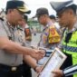 APRESIASI KINERJA: Kapolres Tanjab Barat AKBP M. Kuswicaksono, S.I.K., M.H., memberikan piagam penghargaan kepada salah satu personel dalam upacara Apel Jam Pimpinan di Mapolres Tanjab Barat, Senin (30/03/2026). Penghargaan ini diberikan atas dedikasi dan respons cepat personel dalam menindaklanjuti laporan masyarakat melalui layanan Call Center 110. (FOTO : Dok. Humas Res TJB)