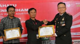 Kakanim Kuala Tungkal Edy Firyan menyerahkan piagam penghargaan kepada Raden Hasan Basri Wartawan Lintastungkal dan Firman Saputra Realitakini. FOTO : Humas 