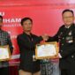 Kakanim Kuala Tungkal Edy Firyan menyerahkan piagam penghargaan kepada Raden Hasan Basri Wartawan Lintastungkal dan Firman Saputra Realitakini. FOTO : Humas 