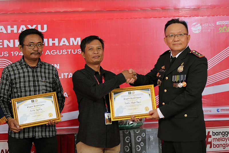 Kakanim Kuala Tungkal Edy Firyan menyerahkan piagam penghargaan kepada Raden Hasan Basri Wartawan Lintastungkal dan Firman Saputra Realitakini. FOTO : Humas 