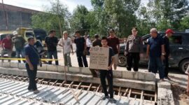 Aksi spontan Warga Kelurahan Sungai Nibung menuntut Ganti Rugi dampak dari Pembangunan Jembatan. FOTO : Is