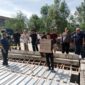Aksi spontan Warga Kelurahan Sungai Nibung menuntut Ganti Rugi dampak dari Pembangunan Jembatan. FOTO : Is