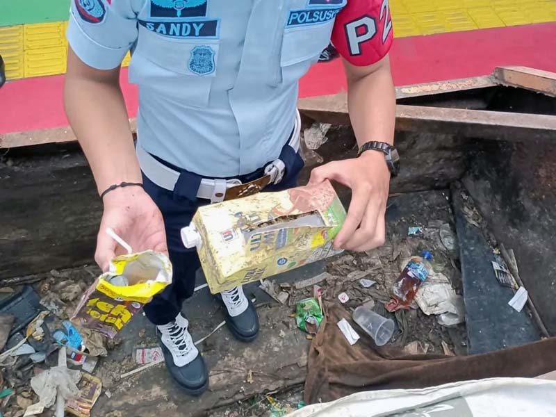 Petugas Lapas Cipinang Menunjukan Barang Bukti Narkoba Ganja dan Sabu dari Bak Truk Sampah dikemas dalalm beks teh kotak. (FOTO : Dok Ditjenpas)