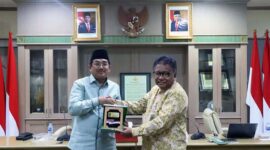 Bupati Tanjabbar H. Anwar Sadat Ketikan Audiensi Penguatan Ketahanan Pangan di Badan Pangan Nasional RI, Kompleks Kementrian Pertanian Jakarta Selatan, Jum'at (22/9/23). FOTO : DOKPIM
