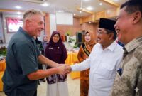 Bupati Tanjab Barat Anwar Sadat didampingi Bunda Literasi yang baru dikukuhkan, Hj. Fadhilah Sadat (tengah belakang), saat menyapa tamu undangan usai acara pengukuhan di Kuala Tungkal, Rabu (13/5). Dalam momentum tersebut, Bupati menegaskan komitmennya dengan mewajibkan seluruh pejabat daerah menjadi pelopor gemar membaca di masyarakat. (Foto: Dok. Humas Pemkab Tanjab Barat)