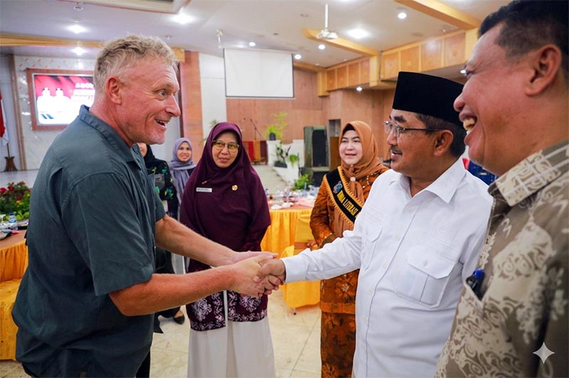 Bupati Tanjab Barat Anwar Sadat didampingi Bunda Literasi yang baru dikukuhkan, Hj. Fadhilah Sadat (tengah belakang), saat menyapa tamu undangan usai acara pengukuhan di Kuala Tungkal, Rabu (13/5). Dalam momentum tersebut, Bupati menegaskan komitmennya dengan mewajibkan seluruh pejabat daerah menjadi pelopor gemar membaca di masyarakat. (Foto: Dok. Humas Pemkab Tanjab Barat)