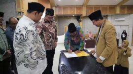 Bupati H. Anwar Sadat Saat Hadiri Pelantikan dan Pengukuhan Pengurus ICMI organisasi daerah (Orda) Tanjung Jabung Barat periode 2023-2028 di Balai Pertemuan Kantor Bupati, Senin (23/10/23). FOTO : Dokpim