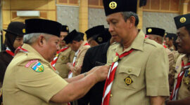 FOTO : Bupati Tanjung Jabung Barat Dr. H. Safrial Mengukuhkan Sekda Tanjab Barat Ir. Agus Sanusi, M.Si sebagai Ketua Kwarcab Periode 2019-2024 di Balai Pertemuan, Kamis (13/02/20).