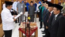 Bupati Tanjab Barat Drs. H. Anwar Sadat, M.Ag., saat memimpin prosesi pengambilan sumpah jabatan pimpinan BAZNAS Kabupaten Tanjung Jabung Barat masa jabatan 2026–2031 di Ruang Pola Utama Kantor Bupati, Rabu (9/9/2026). (FOTO : Dok. Prokopim)