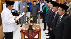 Bupati Tanjab Barat Drs. H. Anwar Sadat, M.Ag., saat memimpin prosesi pengambilan sumpah jabatan pimpinan BAZNAS Kabupaten Tanjung Jabung Barat masa jabatan 2026–2031 di Ruang Pola Utama Kantor Bupati, Rabu (9/9/2026). (FOTO : Dok. Prokopim)