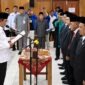 Bupati Tanjab Barat Drs. H. Anwar Sadat, M.Ag., saat memimpin prosesi pengambilan sumpah jabatan pimpinan BAZNAS Kabupaten Tanjung Jabung Barat masa jabatan 2026–2031 di Ruang Pola Utama Kantor Bupati, Rabu (9/9/2026). (FOTO : Dok. Prokopim)