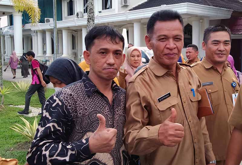 Paryanto Pelaku UMKM di Kuala Tungkal foto bersama Syafriwan Kadis UKM Perindag Tanjab Barat usai menerima bantuan. FOTO : Ist