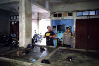 Polisi melakukan olah Tempat Kejadian Perkara (TKP) dan mengamankan lokasi setelah terjadinya insiden penikaman di kawasan Pasar Parit 2, Kuala Tungkal. FOTO : LT