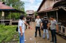 Pelaku DI (25) saat diamankan oleh Tim Opsnal Satreskrim Polres Tanjab Barat di kawasan Pasar Sialang setelah nekat menikam dada rekan seprofesinya akibat berebut antrean perahu penyeberangan, Jumat (29/5/2026). (Foto: Dok. Res Tanjab Barat)