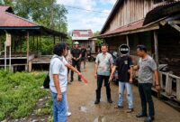 Pelaku DI (25) saat diamankan oleh Tim Opsnal Satreskrim Polres Tanjab Barat di kawasan Pasar Sialang setelah nekat menikam dada rekan seprofesinya akibat berebut antrean perahu penyeberangan, Jumat (29/5/2026). (Foto: Dok. Res Tanjab Barat)