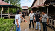 Pelaku DI (25) saat diamankan oleh Tim Opsnal Satreskrim Polres Tanjab Barat di kawasan Pasar Sialang setelah nekat menikam dada rekan seprofesinya akibat berebut antrean perahu penyeberangan, Jumat (29/5/2026). (Foto: Dok. Res Tanjab Barat)