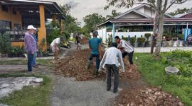 Hasbi Anggota DPRD dari Partai Bulan Bintang saat meninjau langsung proses penimbunan Jalan di RT 20 Kelurahan Tungkal III Kecamatan Tungkal Ilir, Tanjung Jabung Barat, Minggu (29/5/2022). FOTO : Ist
