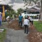 Hasbi Anggota DPRD dari Partai Bulan Bintang saat meninjau langsung proses penimbunan Jalan di RT 20 Kelurahan Tungkal III Kecamatan Tungkal Ilir, Tanjung Jabung Barat, Minggu (29/5/2022). FOTO : Ist