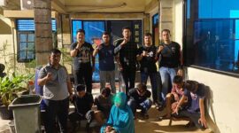 Pelaku Penipuan Kupon Berhadiah Mobil Toyota Raize Saat Diamankan Unit Terkrim Polsek Tungkal Ulu. FOTO : HUmas/Ist