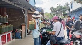 Pengendara Sepeda Motor sedang mengantri untuk mengisi Bahan Bakar eceran, Senin (11/4/22). FOTO : Lintastungkal